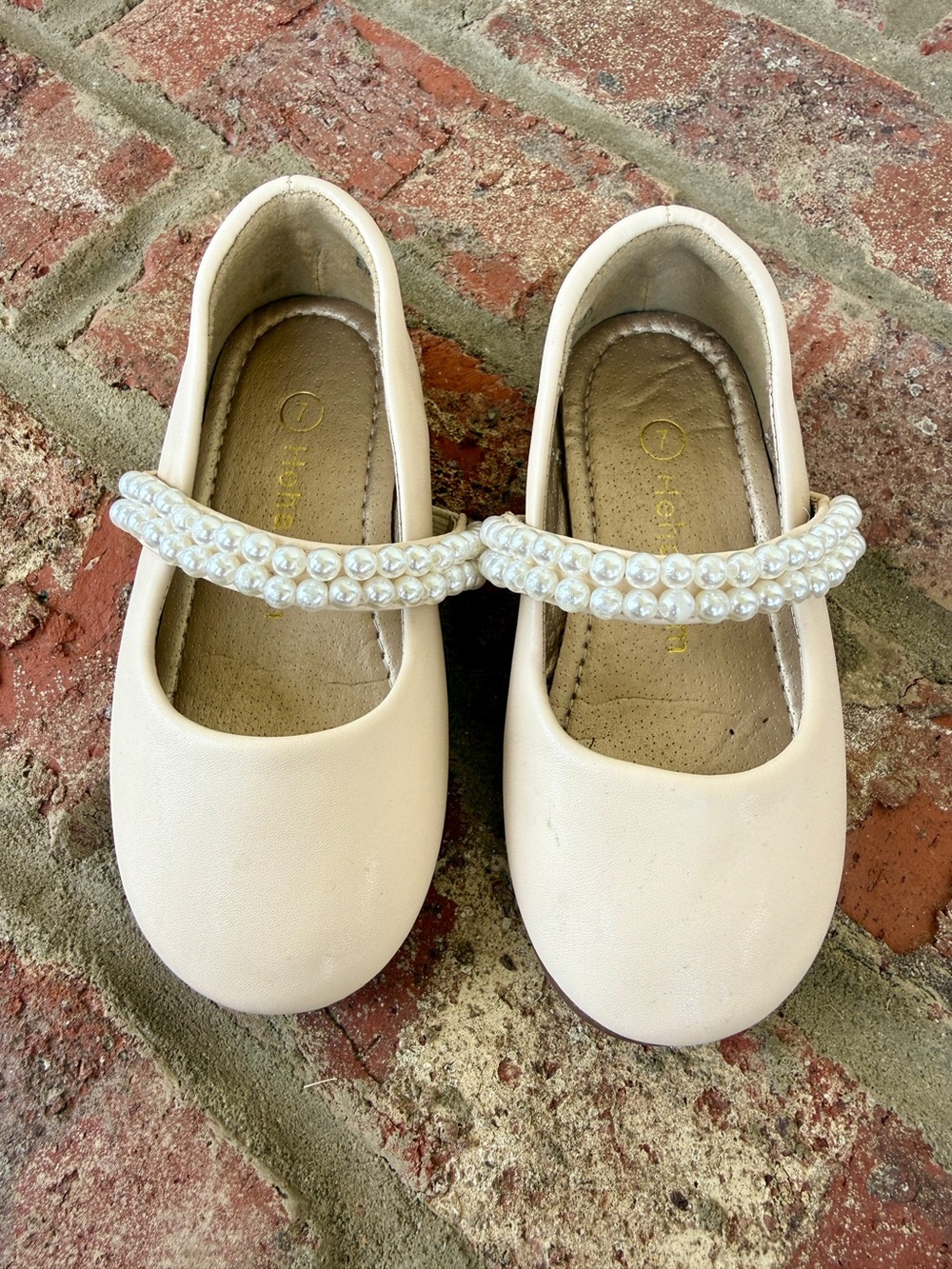 Girls Pearl-Strap Mary Jane Dress Shoes in Cream